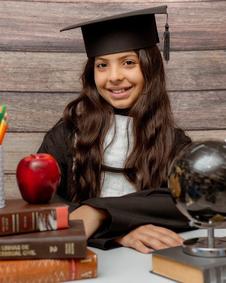 Formatura infantil com globo e livros